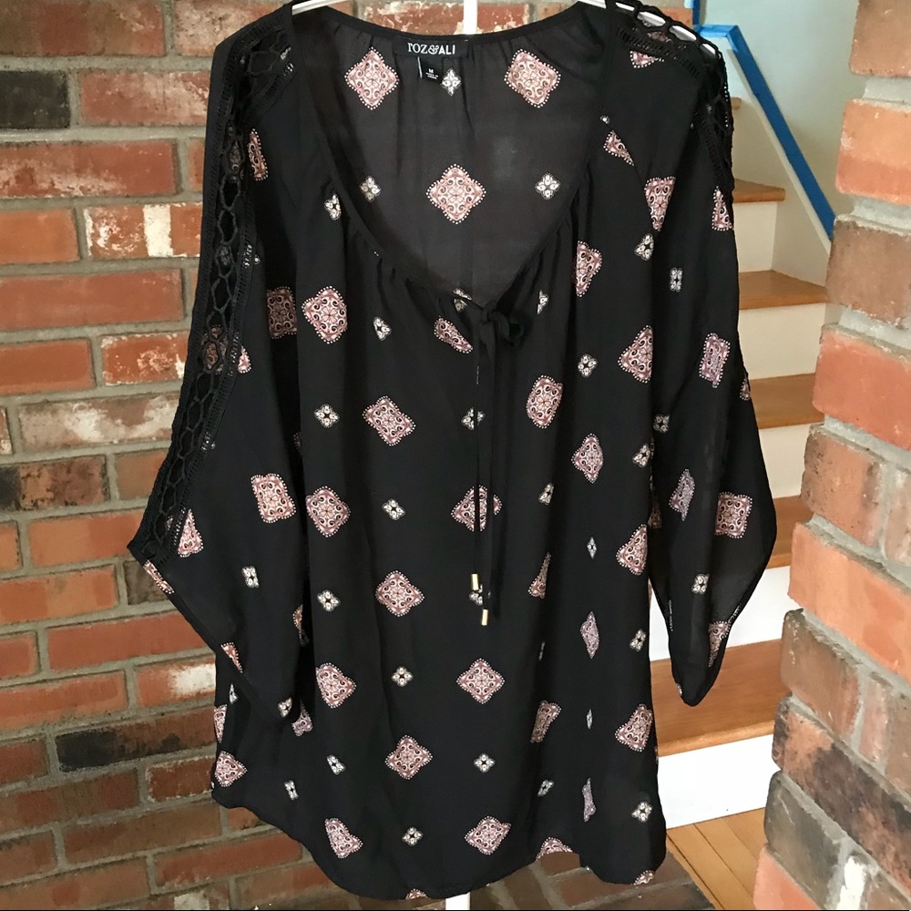 ROZ & ALI Black nylon shirt with a pink print